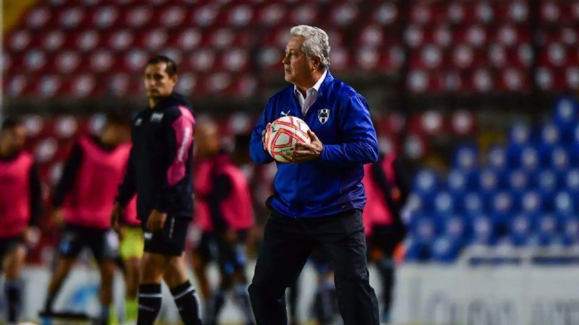 Víctor Manuel Vucetich, entrenador de Rayados, se le resiste a La Franja